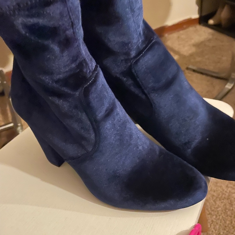 JESSICA SIMPSON NAVY BLUE VELVET ANKLE BOOTY. BRAND NEW NEVER WORN SZ7.